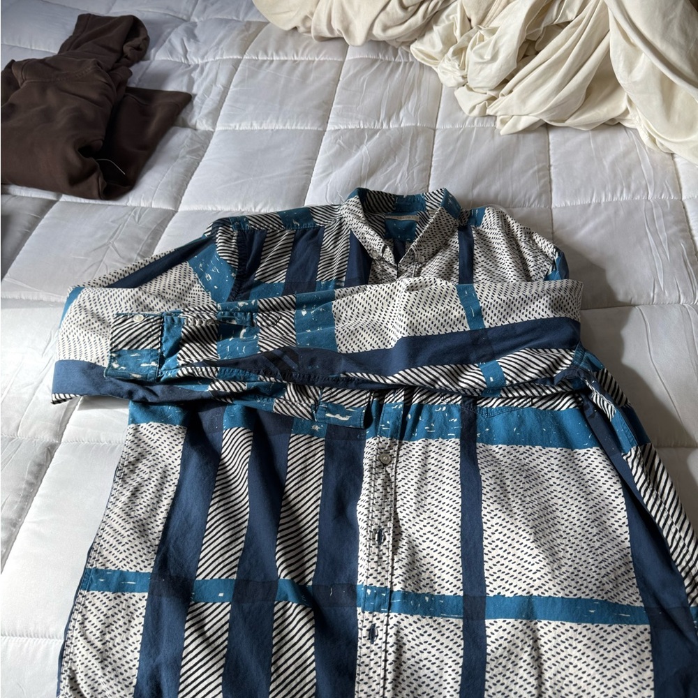 Lightly worn Burberry shirt
No rips or stains - Picture 3 of 9